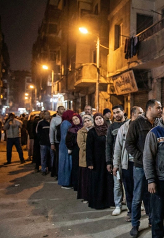 يوميات مواطن في طابور الخبز: الفلسفة تبدأ من رغيف العيش