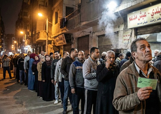 يوميات مواطن في طابور الخبز: الفلسفة تبدأ من رغيف العيش