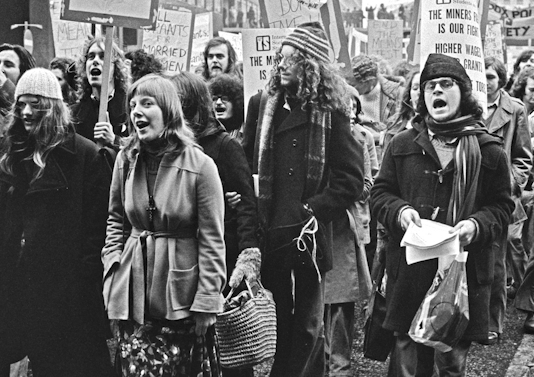 من الحرم الجامعي إلى أرض المصنع.. 50 عامًا على مسيرة «الاشتراكيين الدوليين»