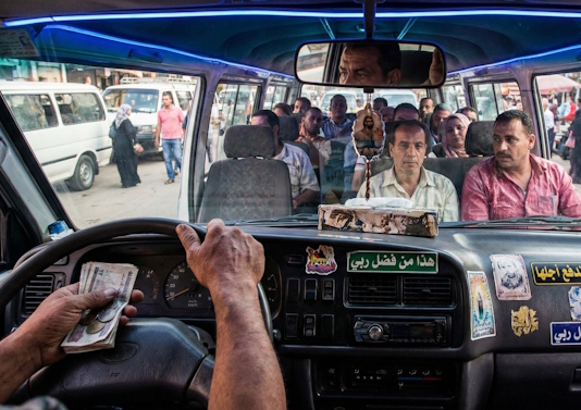 جمهورية الميكروباص.. قوانين الشارع التي لا تعترف بها الدولة